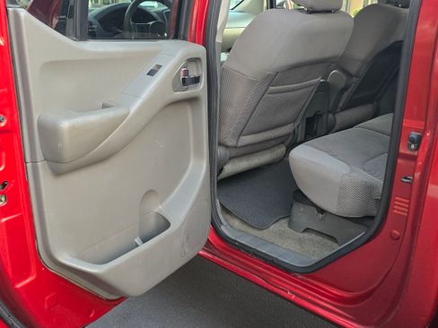 Used 2012 Nissan Frontier SV image 31