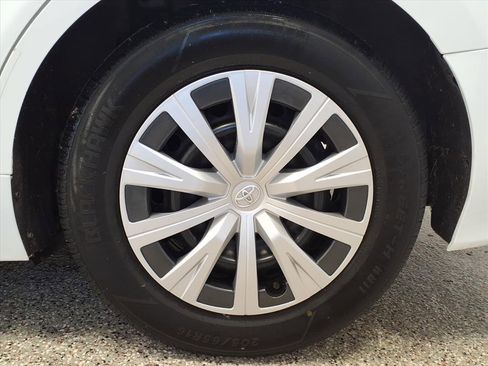 Used 2020 Toyota Camry LE image 7