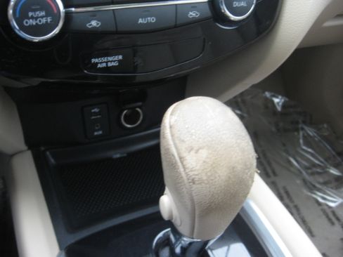Used 2015 Nissan Rogue AWD image 12