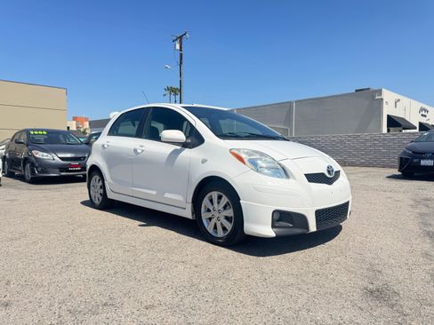Used 2009 Toyota Yaris 4-Door Hatchback FWD image 11