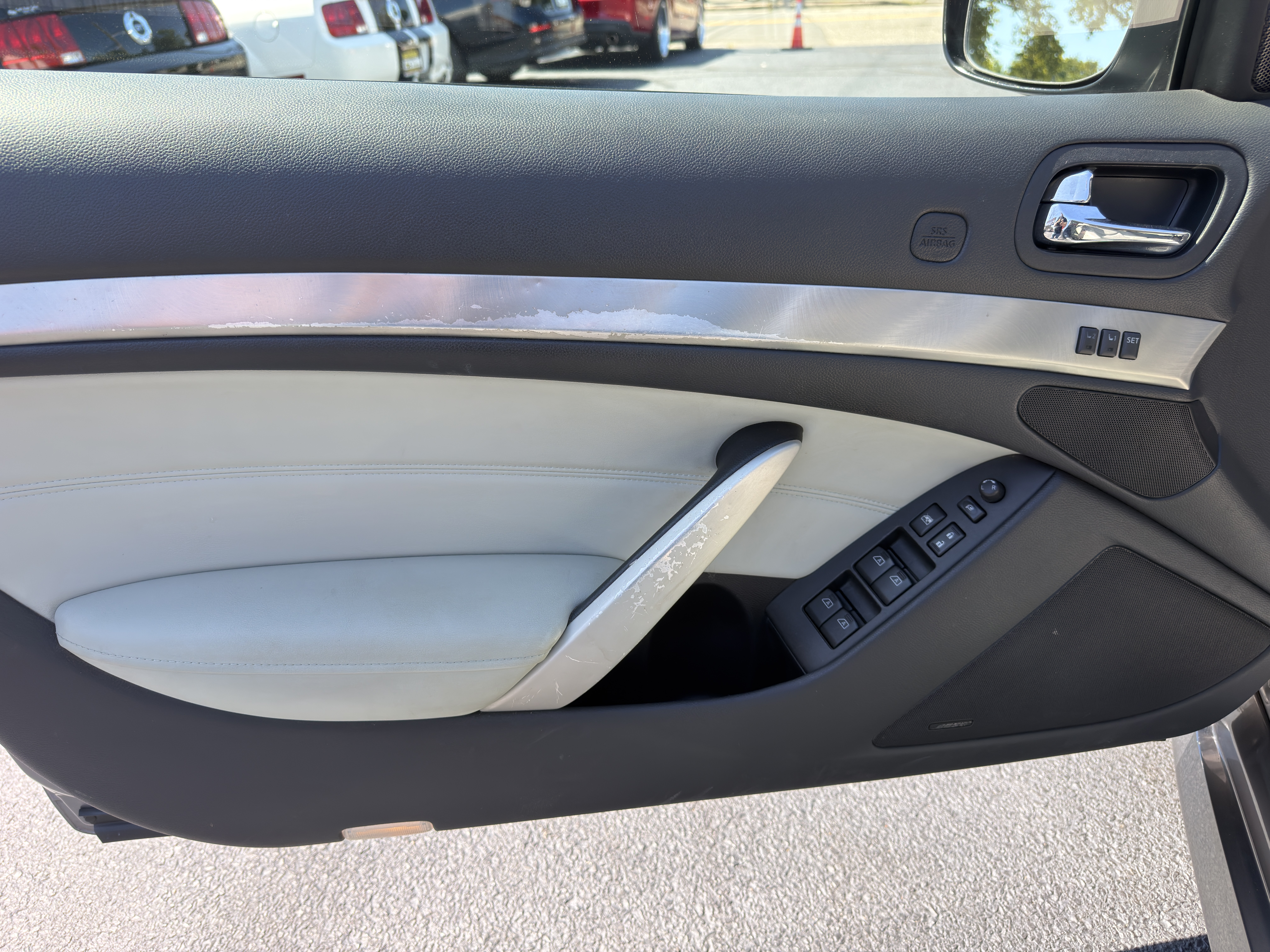 Used 2014 INFINITI Q60 Convertible RWD image 3
