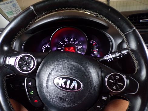 Used 2017 Kia Soul + FWD image 12