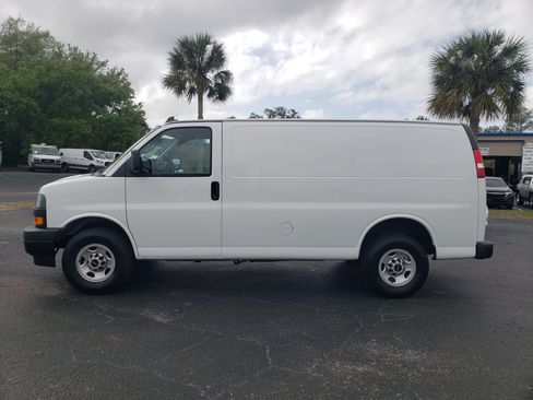 Used 2023 GMC Savana 2500 image 2