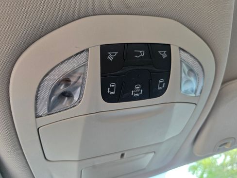 Used 2022 Chrysler Voyager LX image 23