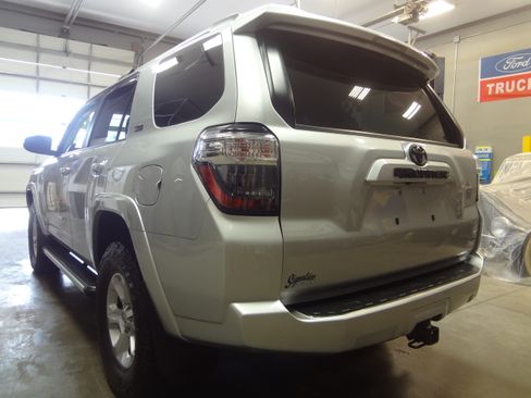 Used 2020 Toyota 4Runner SR5 Premium image 5
