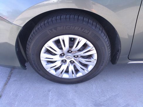 Used 2012 Toyota Camry LE image 35