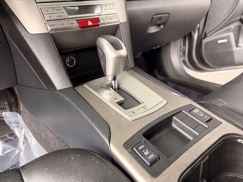 Used 2010 Subaru Outback 2.5i Limited image 12