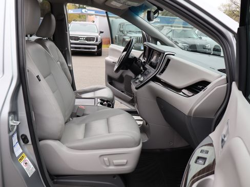 Used 2017 Toyota Sienna XLE image 17