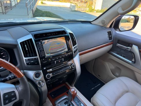 Used 2015 Toyota Land Cruiser image 40