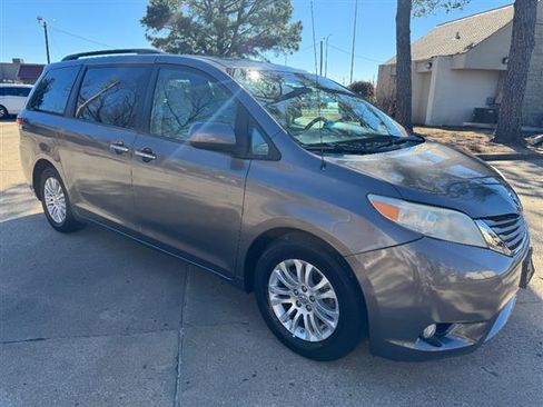 Used 2014 Toyota Sienna XLE image 8