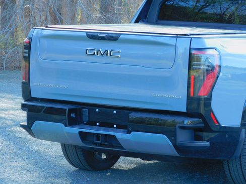 Used 2024 GMC Sierra EV Denali image 11