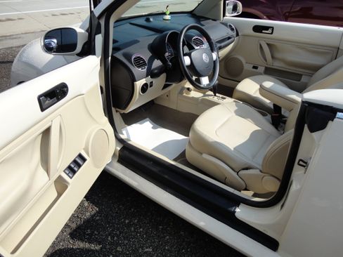 Used 2009 Volkswagen Beetle Convertible FWD image 8