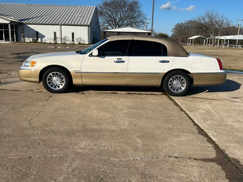 Used 2001 Lincoln Town Car Signature RWD image 8