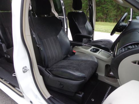 Used 2014 Chrysler Town & Country w/ 25th Anniversary Edition FWD image 11