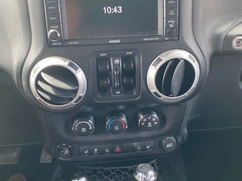 Used 2015 Jeep Wrangler Unlimited Sahara AWD/4WD image 10