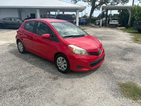 Used 2013 Toyota Yaris 4-Door Hatchback FWD image 4