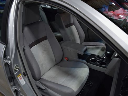 Used 2013 Toyota Camry LE image 21