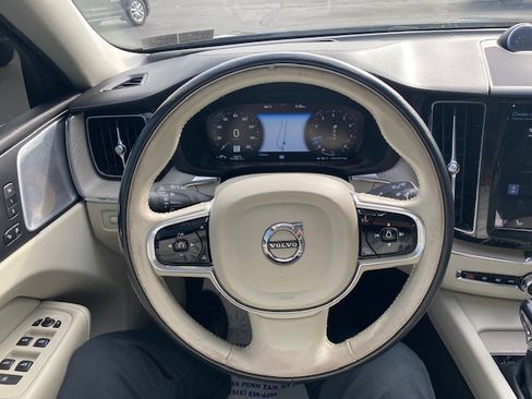 Used 2018 Volvo XC60 T8 Inscription image 10