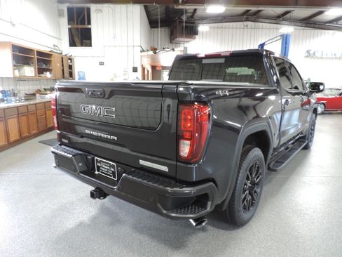 Used 2023 GMC Sierra 1500 4WD Crew Cab Elevation image 24