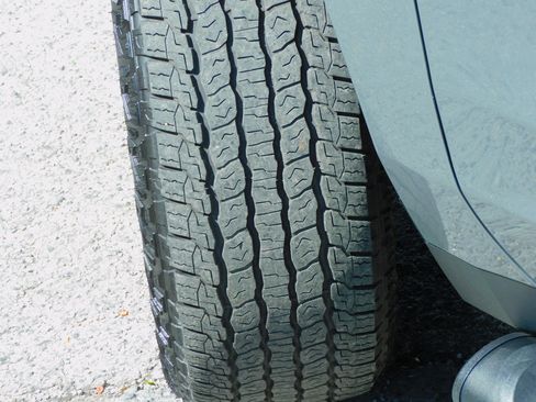 Used 2025 Chevrolet Suburban Z71 image 15