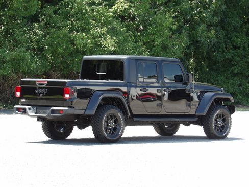 Used 2022 Jeep Gladiator Sport AWD/4WD image 9