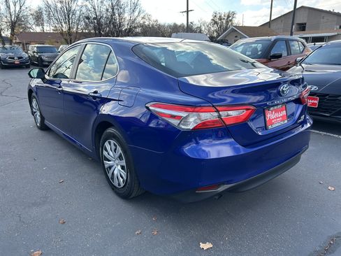 Used 2018 Toyota Camry LE image 3