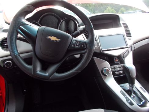 Used 2014 Chevrolet Cruze LS FWD image 16