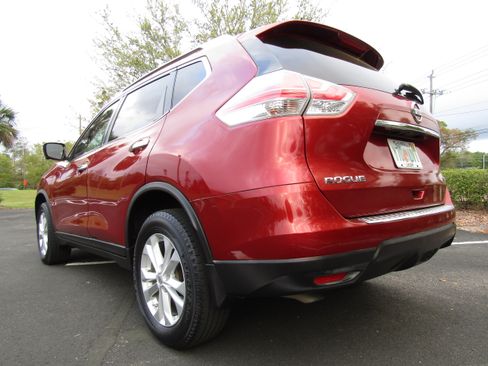 Used 2016 Nissan Rogue SV image 3