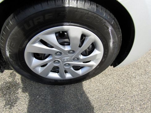 Used 2019 Hyundai Elantra SE image 10