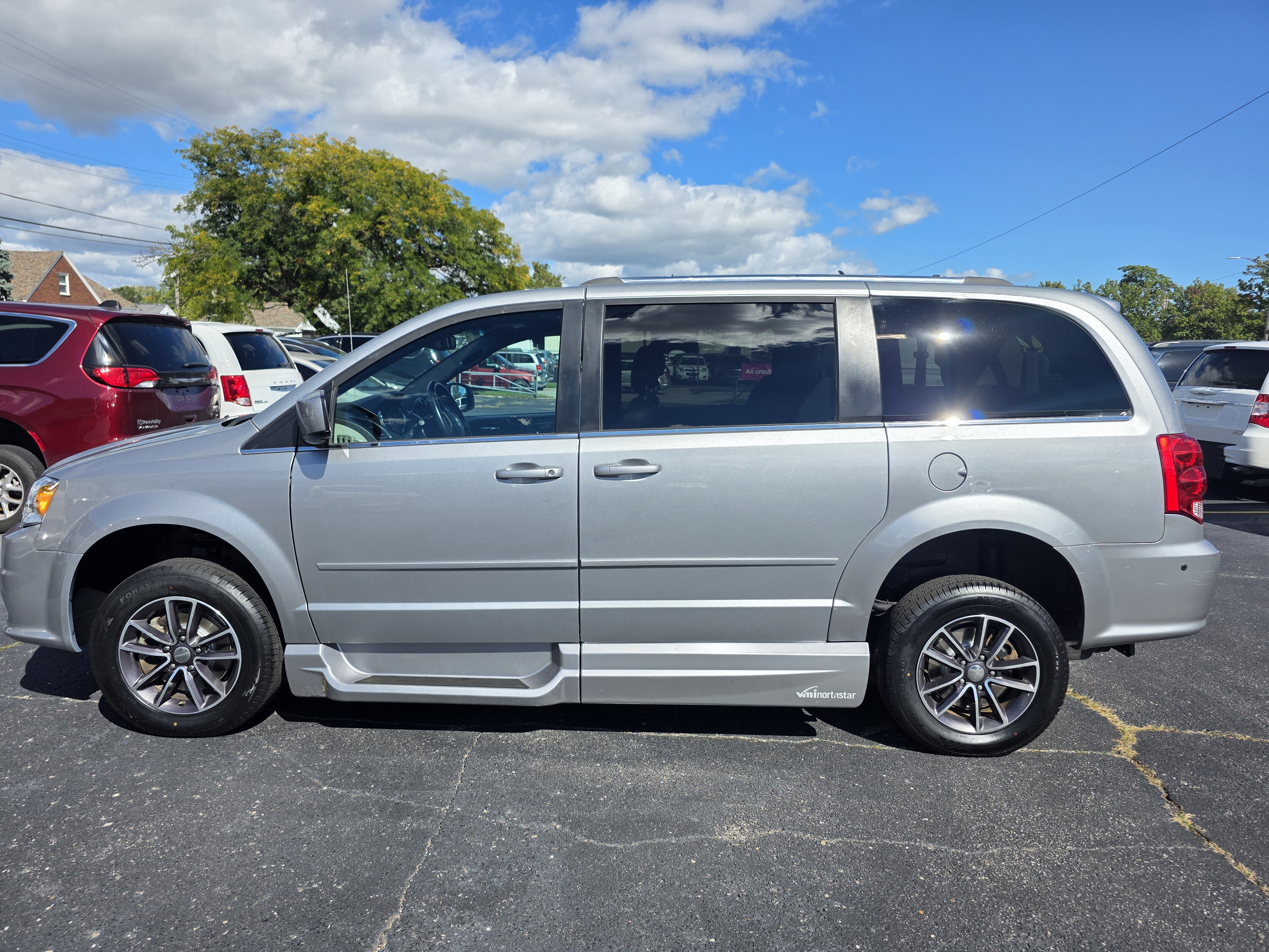 Used 2017 Dodge Grand Caravan SXT FWD image 8