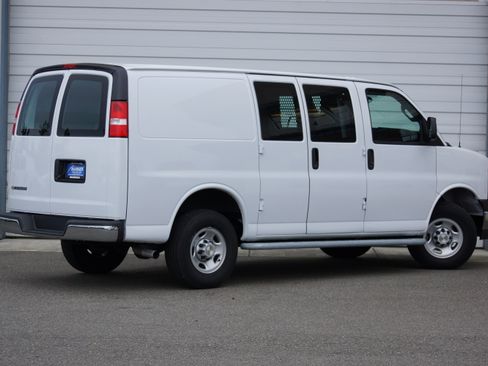 Used 2023 Chevrolet Express 2500 image 4