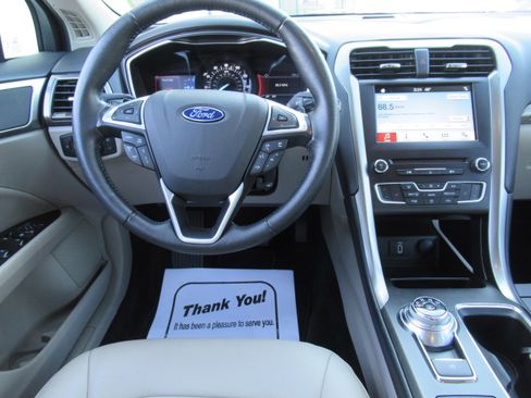 Used 2017 Ford Fusion SE image 10