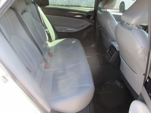 Used 2020 Toyota Avalon XLE image 11