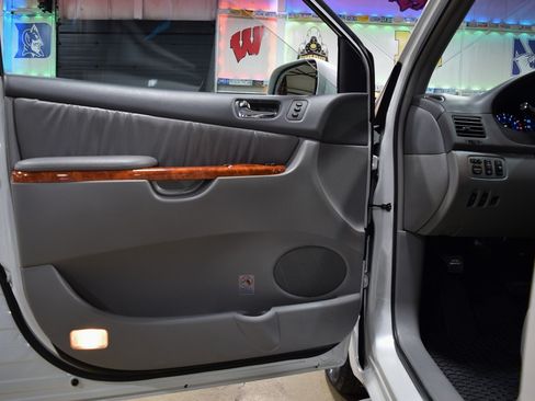 Used 2006 Toyota Sienna XLE Limited image 32