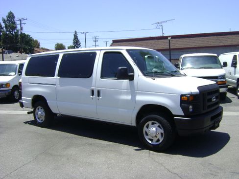 Used 2013 Ford E-350 and Econoline 350 Super Duty Wagon RWD image 3