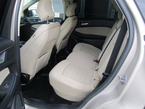 Used 2017 Ford Edge SE image 5