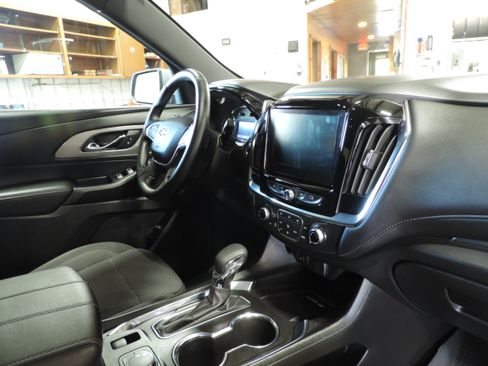 Used 2023 Chevrolet Traverse LT image 17