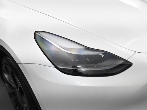 Used 2021 Tesla Model Y Performance image 9