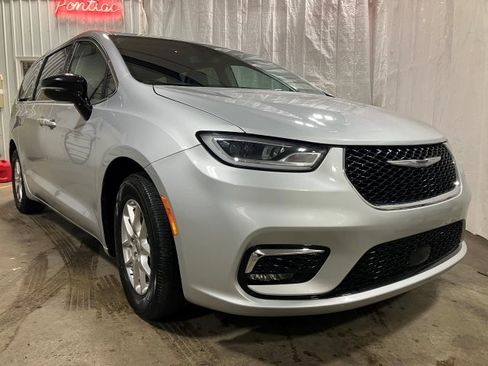 Used 2024 Chrysler Pacifica Touring-L image 32