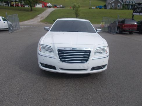 Used 2011 Chrysler 300 Limited RWD image 2
