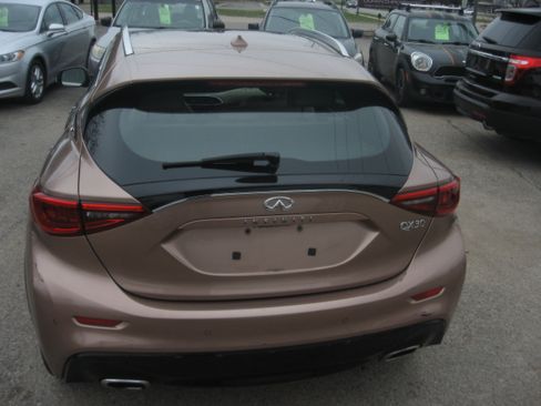 Used 2017 INFINITI QX30 image 5