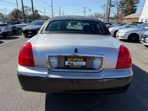 Used 2005 Lincoln Town Car Signature image 26