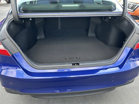 Used 2018 Toyota Camry LE image 5