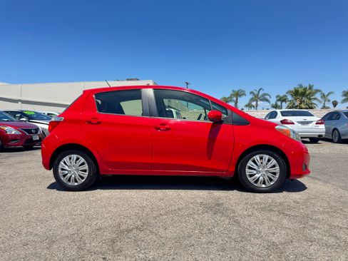 Used 2013 Toyota Yaris 4-Door Hatchback FWD image 10