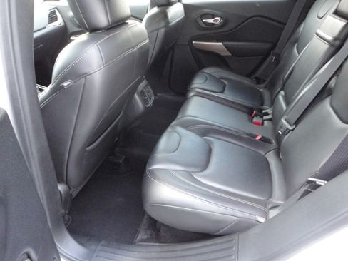 Used 2017 Jeep Cherokee Limited image 16