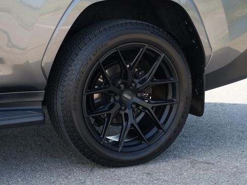 Used 2022 Lexus LX 600 4WD w/ Premium Package image 16