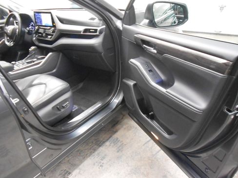 Used 2021 Toyota Highlander AWD Platinum V6 image 11