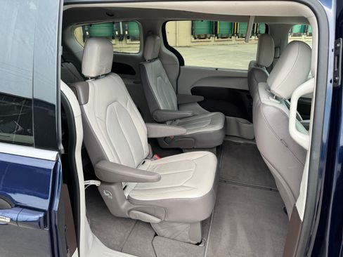 Used 2018 Chrysler Pacifica Touring-L image 12
