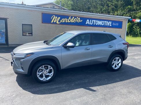 Used 2024 Chevrolet Trax LS FWD image 2