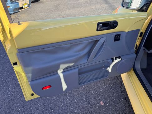 Used 2005 Volkswagen Beetle GLS image 2